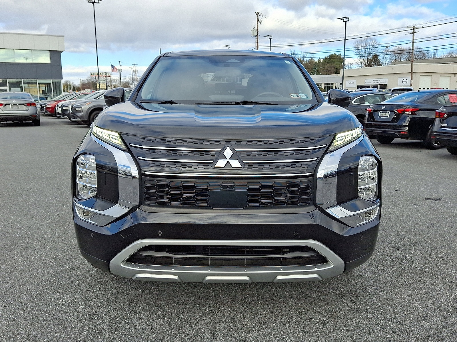 Used 2022 Mitsubishi Outlander SE image 2