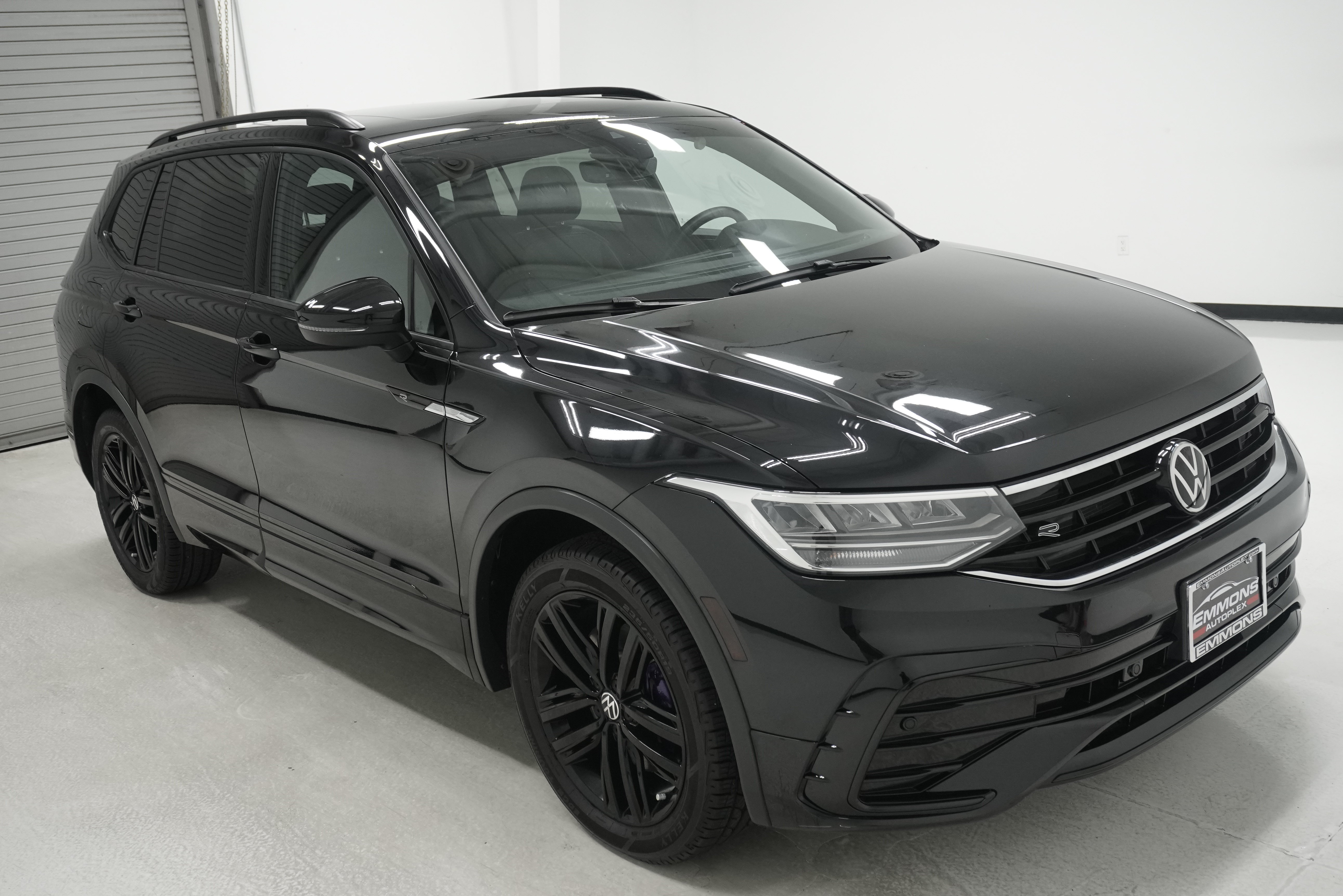 Used 2022 Volkswagen Tiguan SE R-Line AWD/4WD image 3