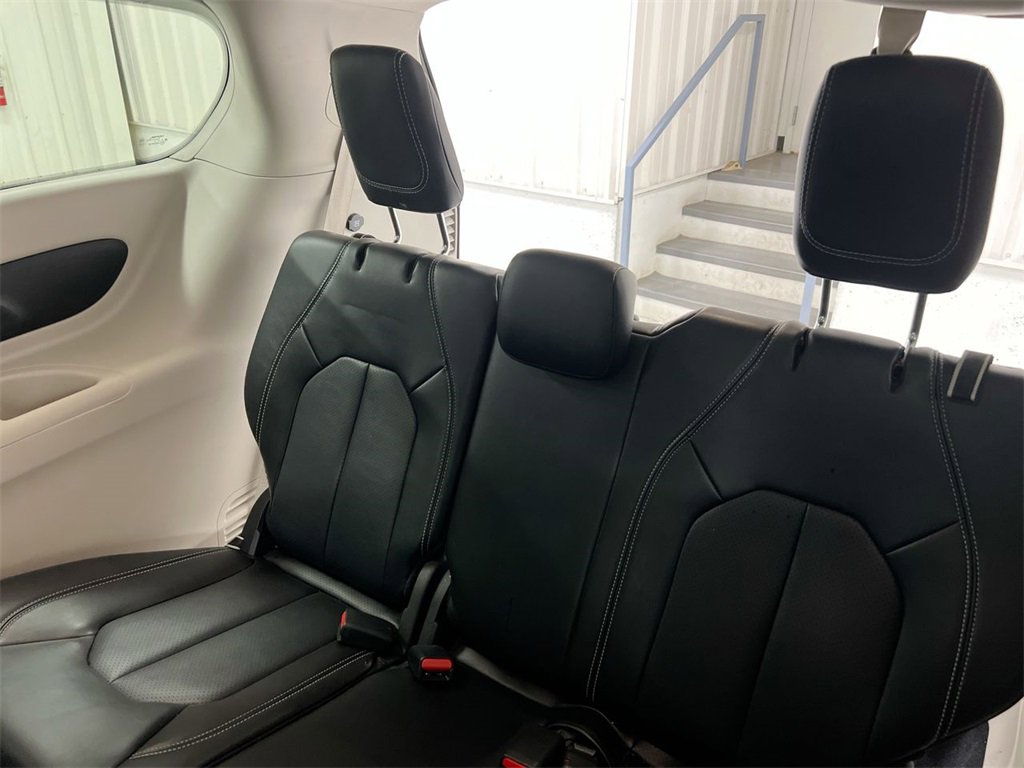 Used 2024 Chrysler Pacifica Touring-L image 28