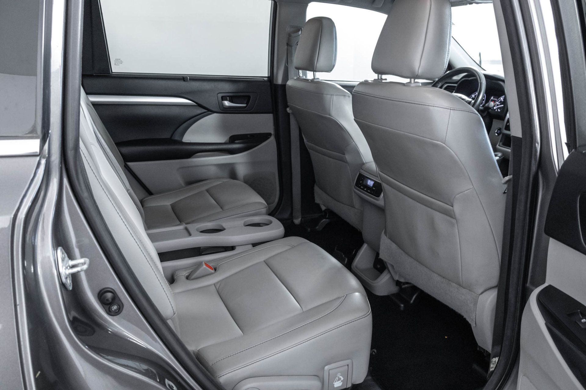 Used 2018 Toyota Highlander XLE AWD/4WD image 43