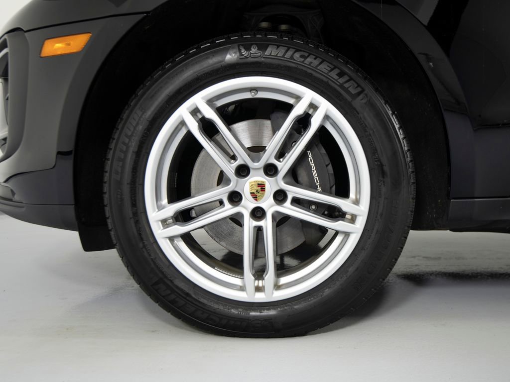 Certified 2025 Porsche Macan image 14