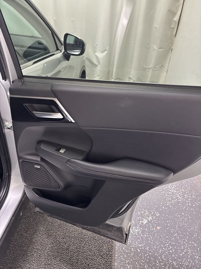Used 2025 Mitsubishi Outlander AWD image 27