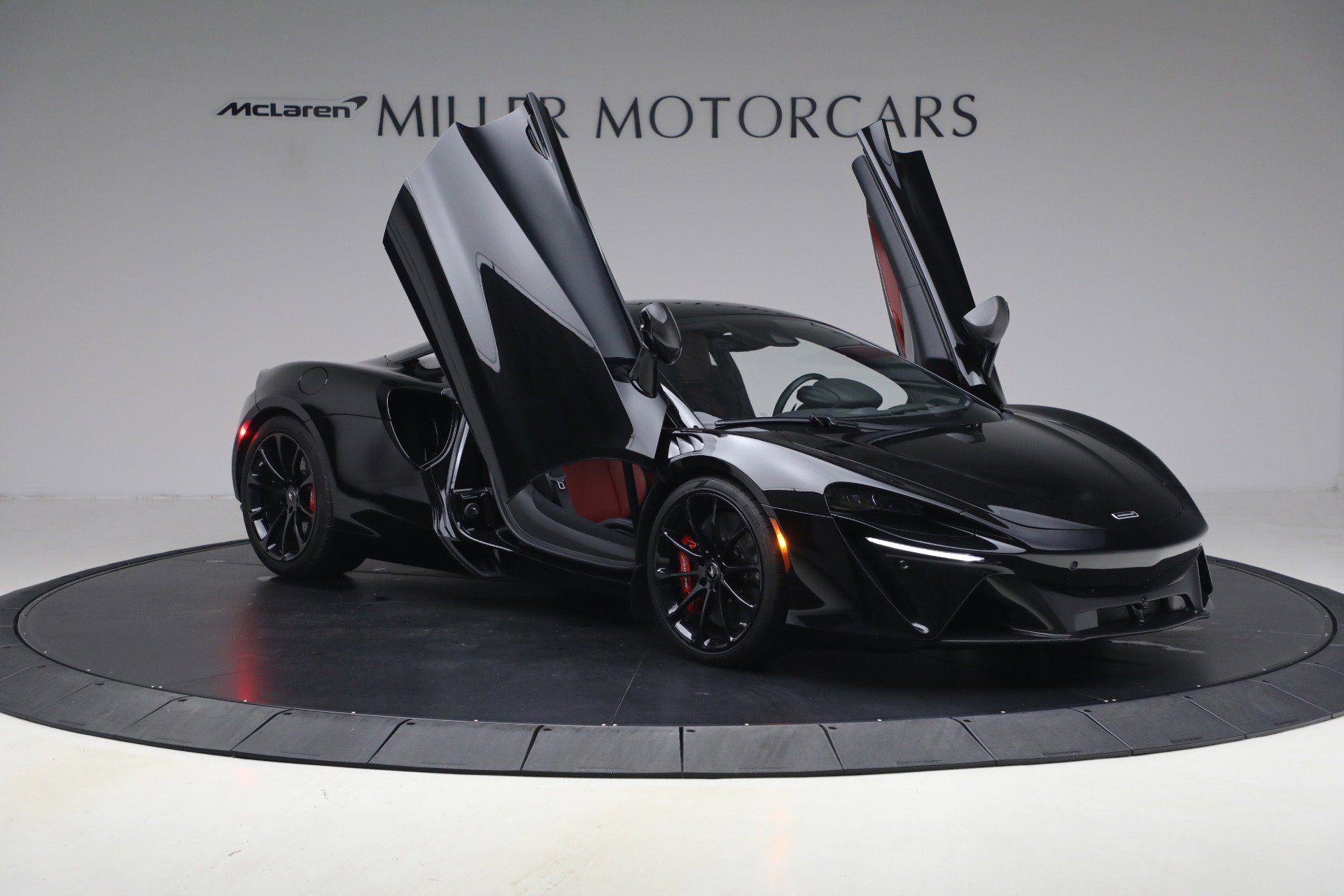 Used 2024 McLaren Artura RWD image 20