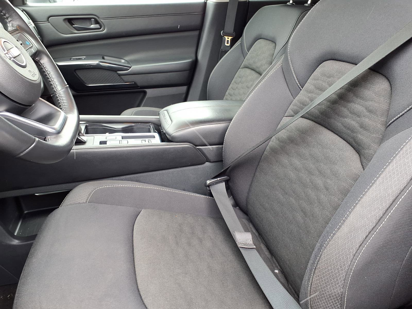 Used 2024 Nissan Pathfinder SV image 3