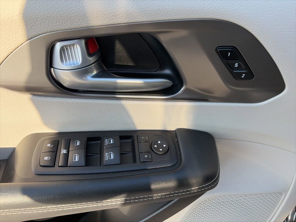 Used 2024 Chrysler Pacifica Touring-L image 15