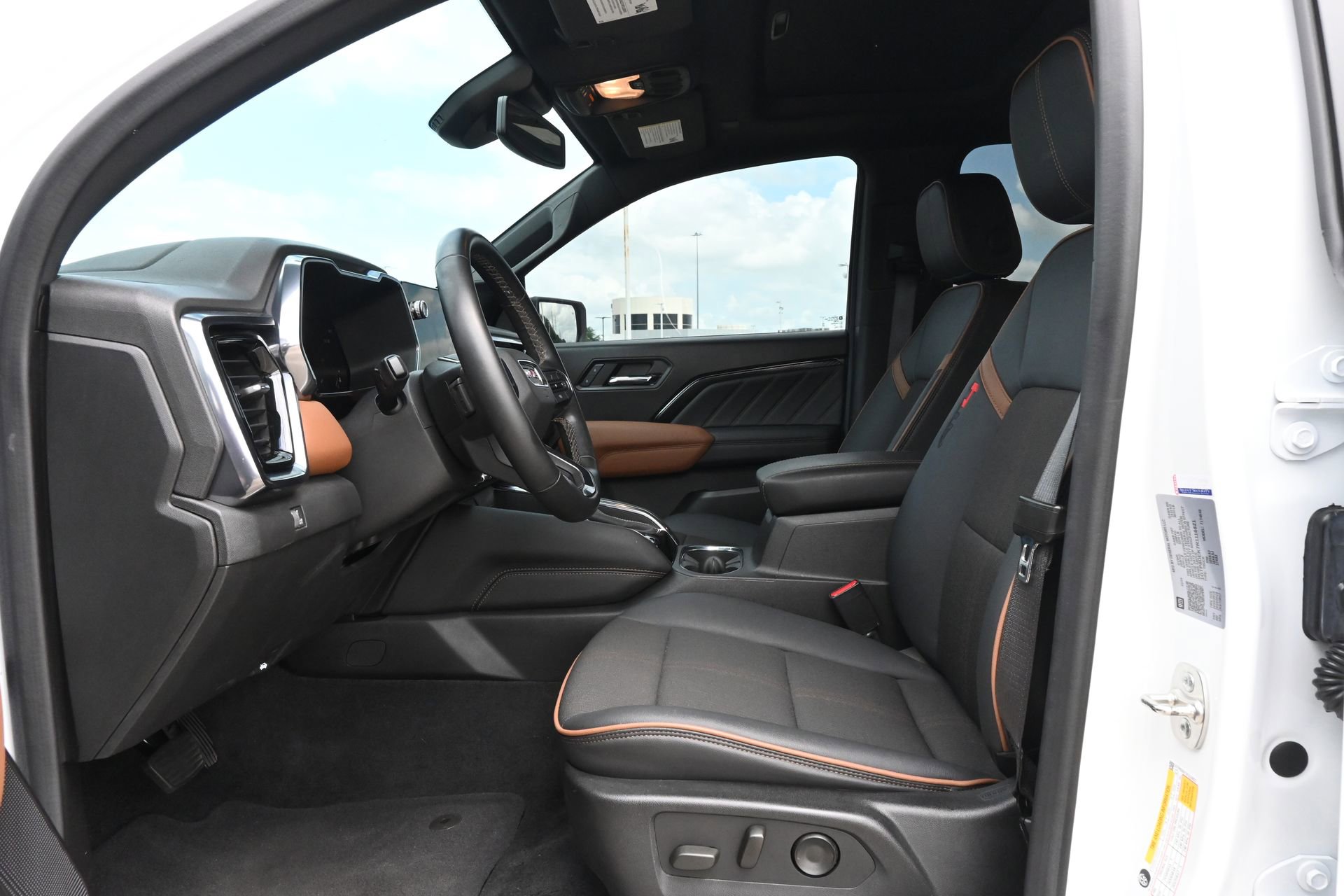 Used 2024 GMC Canyon AT4 w/ Technology Package AWD/4WD image 18