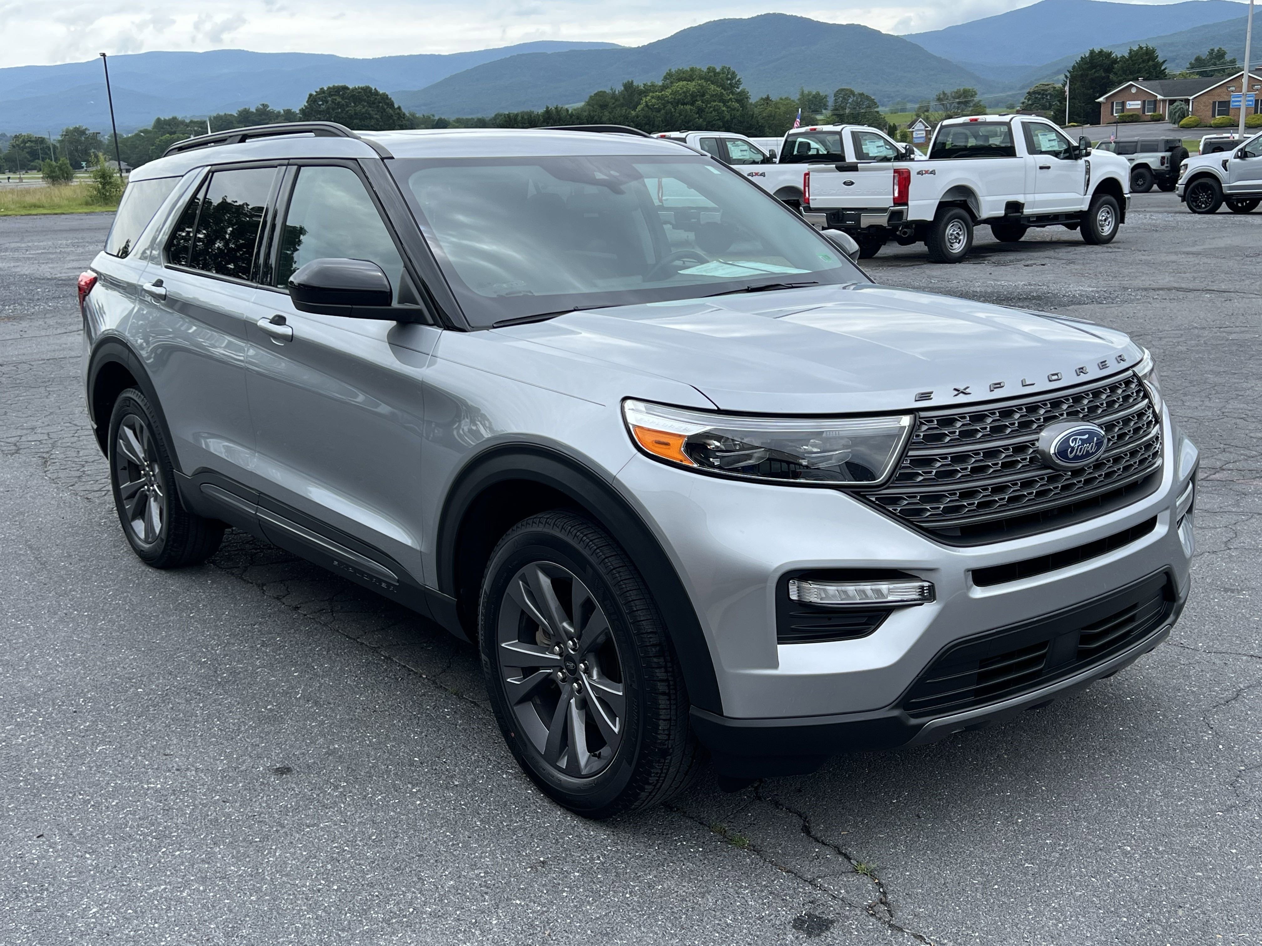 Used 2023 Ford Explorer XLT w/ Equipment Group 202A image 4