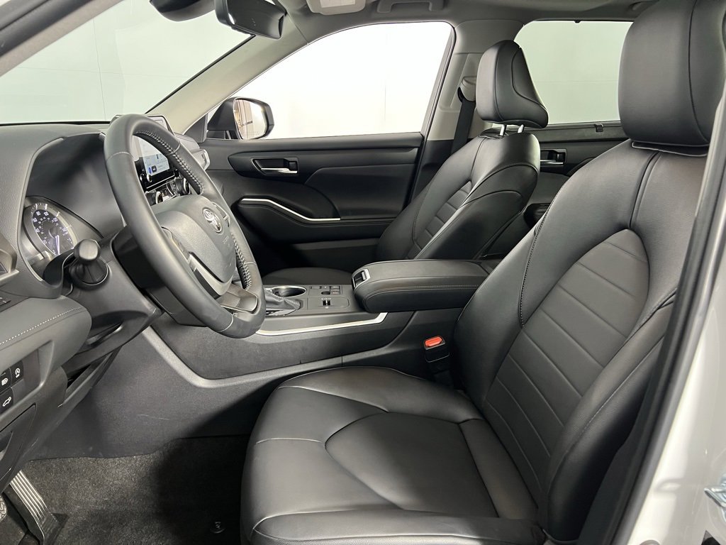 Used 2025 Toyota Highlander XLE image 21