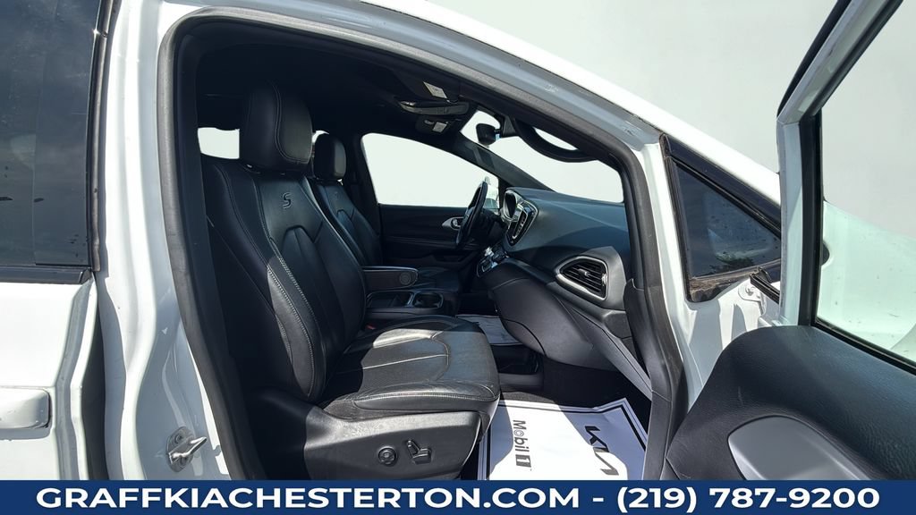 Used 2020 Chrysler Pacifica Touring-L w/ Premium Audio Group FWD image 37