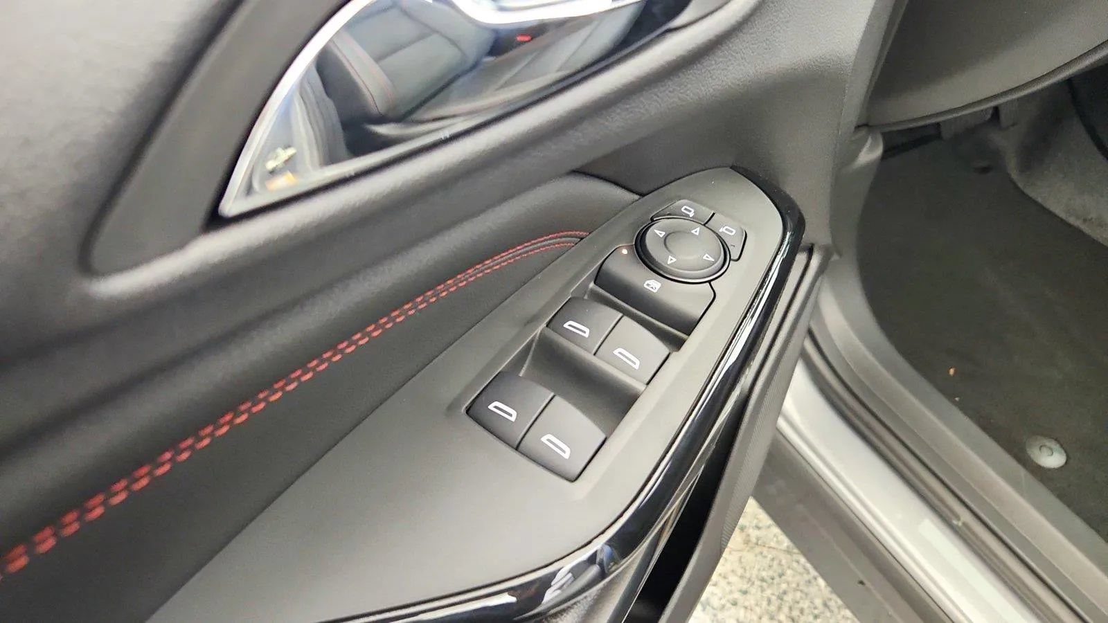 New 2026 Chevrolet Trax RS w/ Sunroof Package FWD image 22