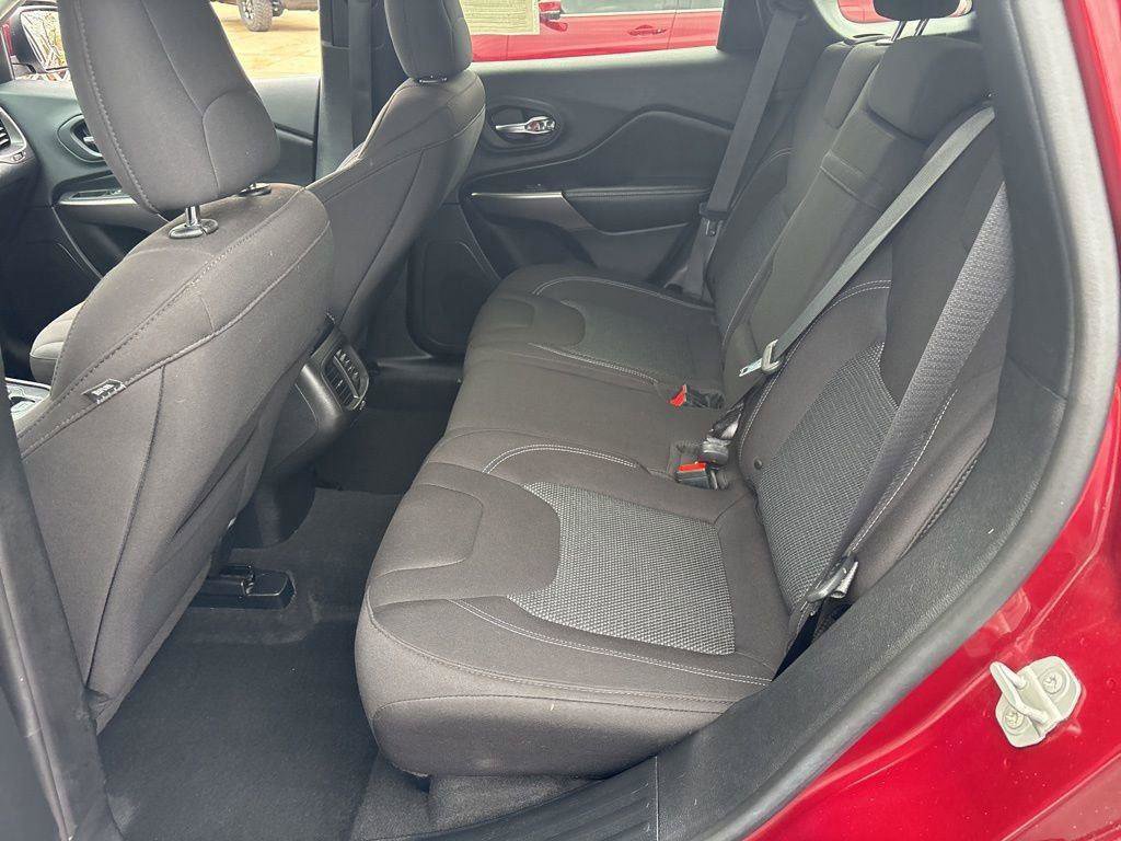Used 2019 Jeep Cherokee Latitude w/ Cold Weather Group FWD image 11