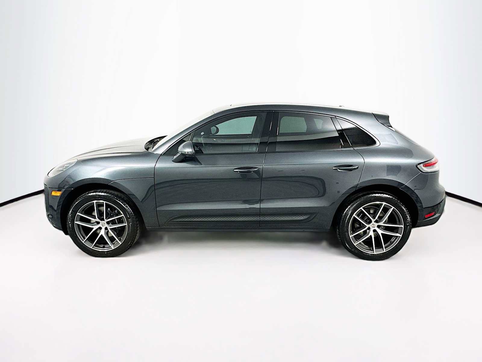 Certified 2025 Porsche Macan image 2
