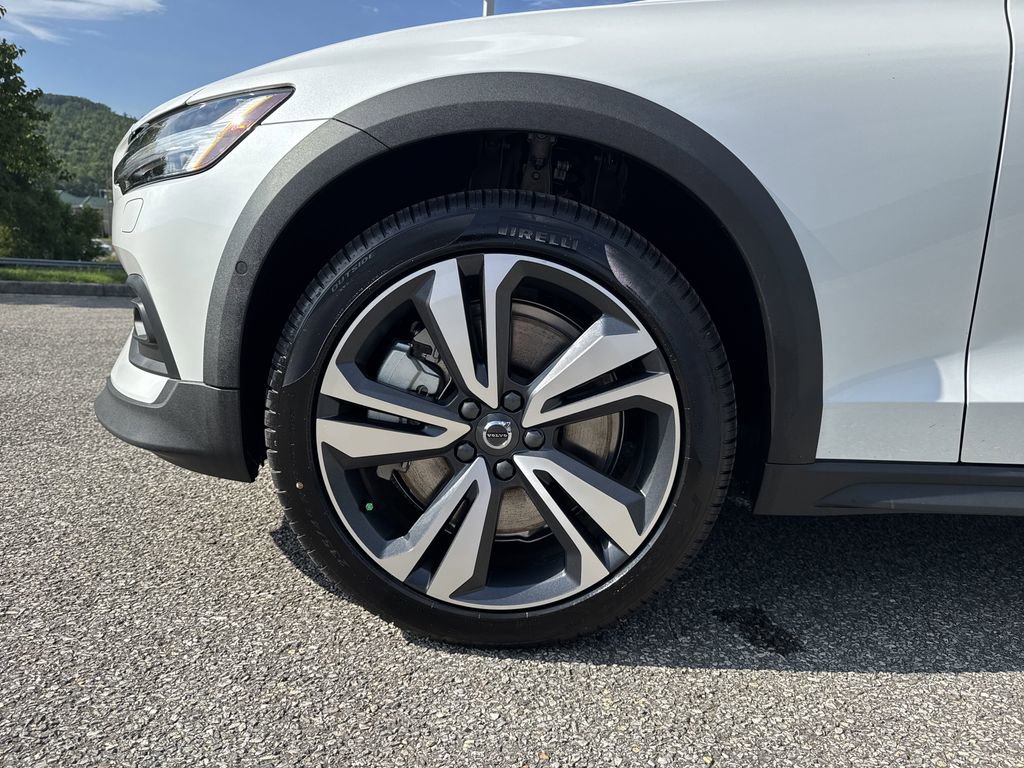 New 2026 Volvo V60 B5 Cross Country Plus w/ Protection Package Premier image 8