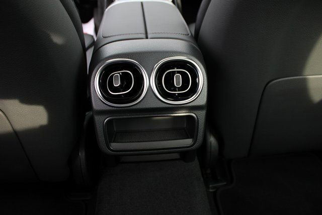 New 2025 Mercedes-Benz C 300 4MATIC Sedan image 36