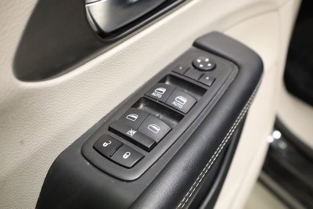 Used 2023 Chrysler Pacifica Touring-L image 18