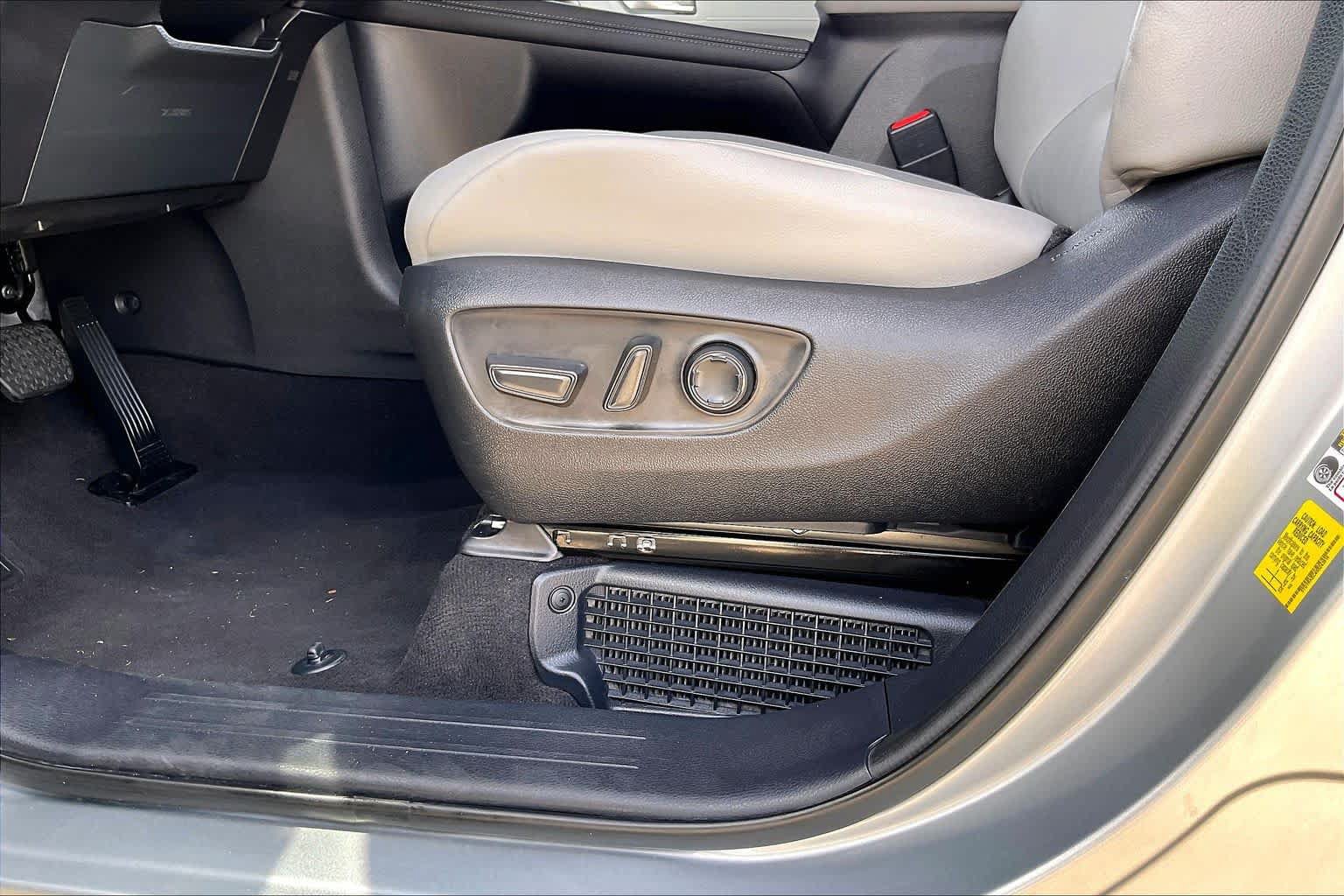 Used 2025 Toyota Sienna XLE FWD image 37