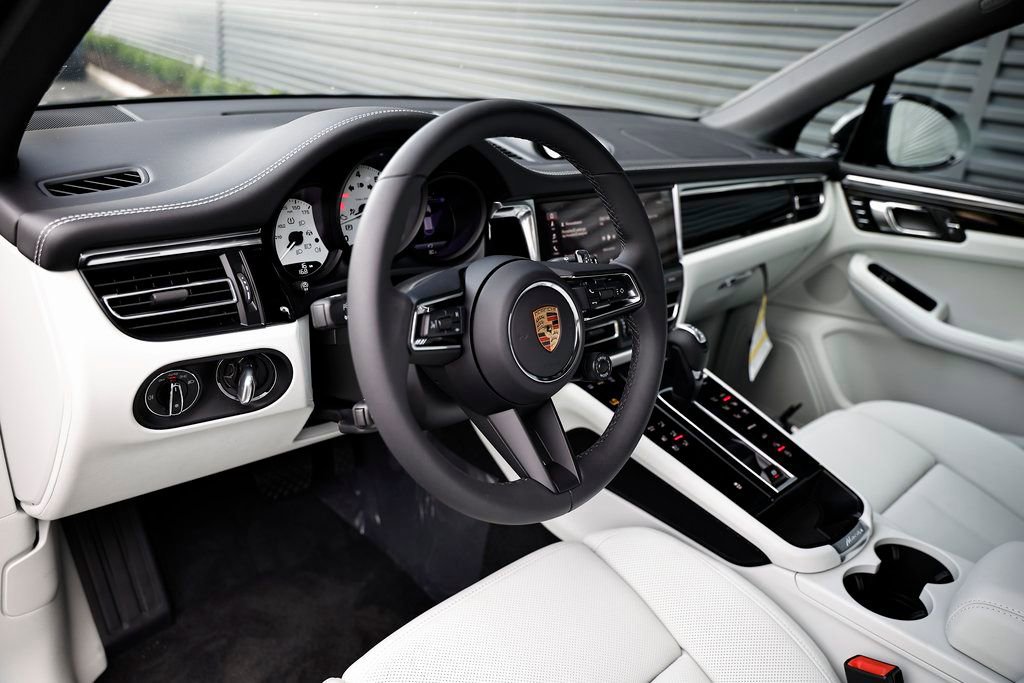 Certified 2026 Porsche Macan image 4