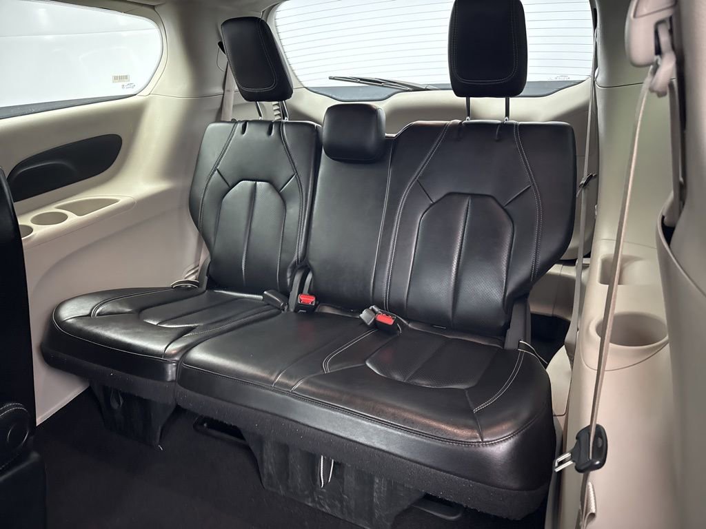 Used 2023 Chrysler Pacifica Touring-L FWD image 15