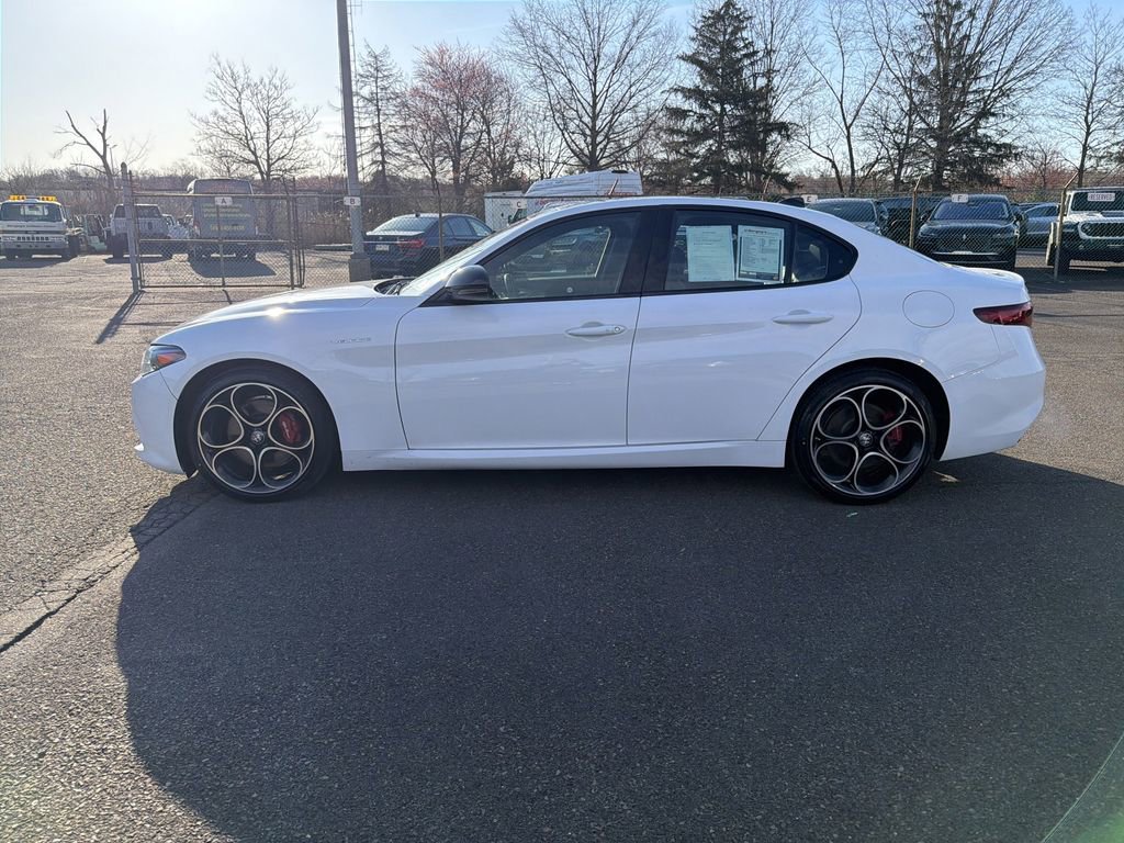 Used 2022 Alfa Romeo Giulia Veloce image 2