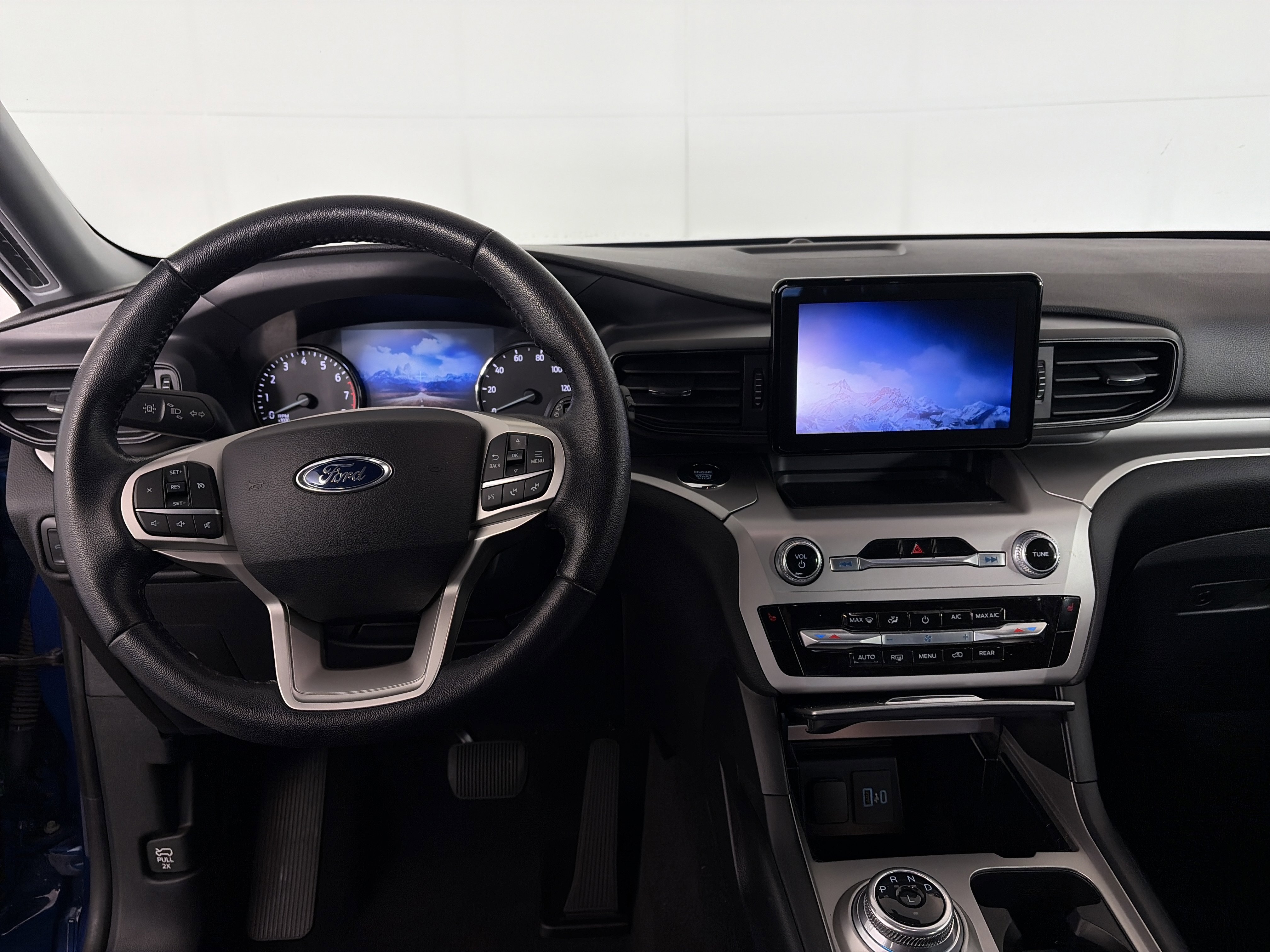 Used 2021 Ford Explorer XLT AWD/4WD image 3