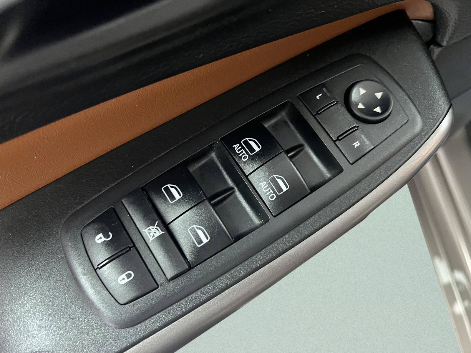 Used 2019 Jeep Cherokee Overland w/ Technology Group FWD image 16