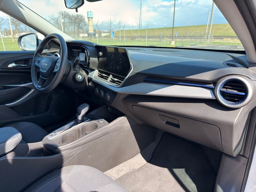 Used 2024 Chevrolet Trax LS w/ LS Convenience Package image 32