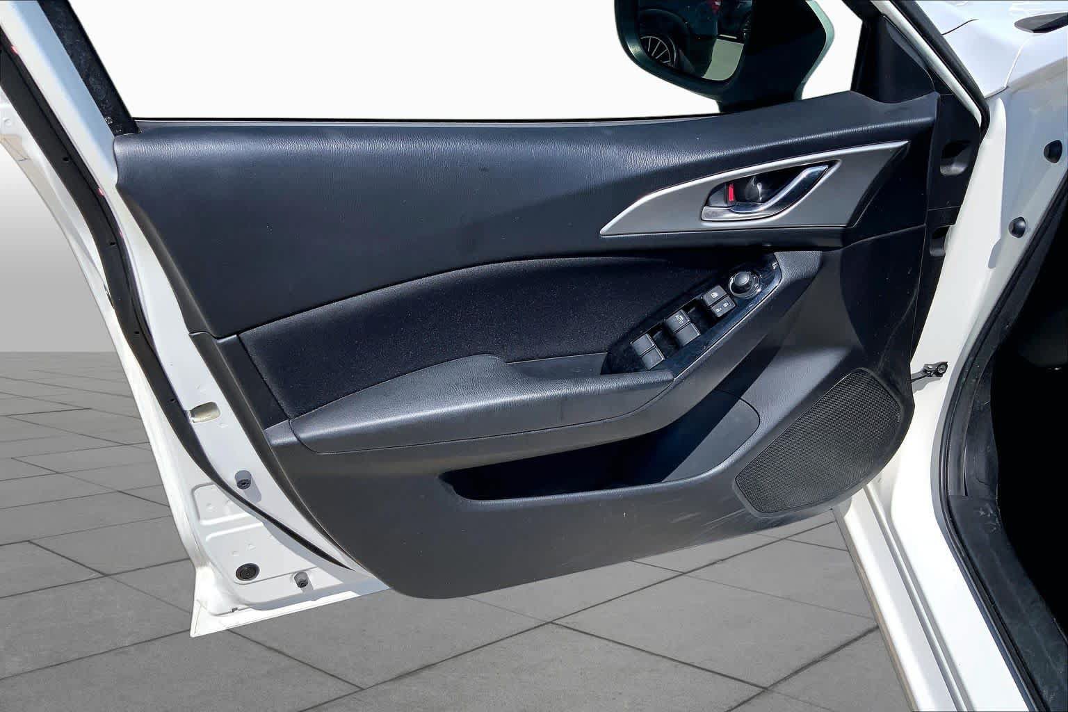 Used 2018 MAZDA MAZDA3 Sport FWD image 21
