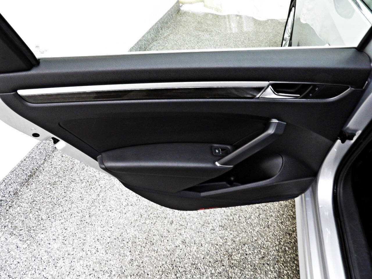 Used 2017 Volkswagen Passat 1.8T SE image 9