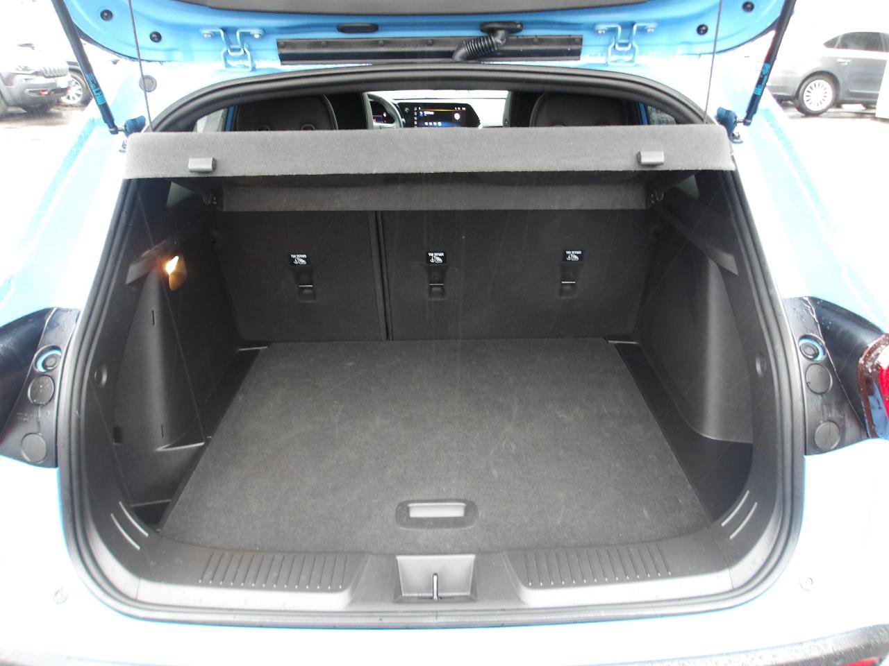 Used 2024 Chevrolet Trax RS w/ Sunroof Package FWD image 11