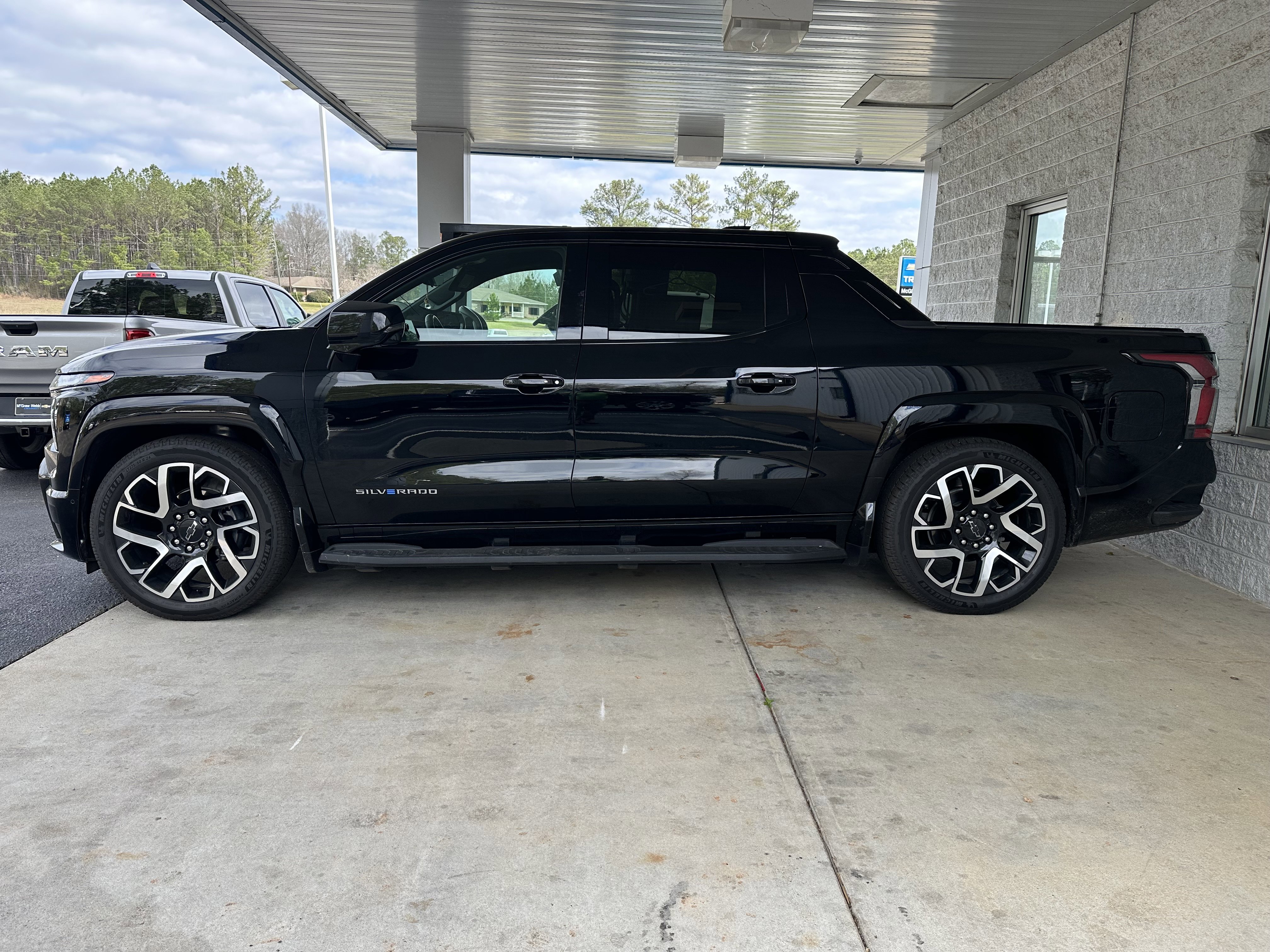 Used 2024 Chevrolet Silverado EV RST AWD/4WD image 8