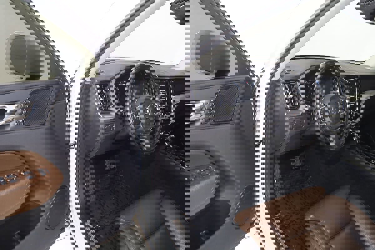 Used 2019 Volvo XC60 T5 Momentum w/ Multimedia Package image 47