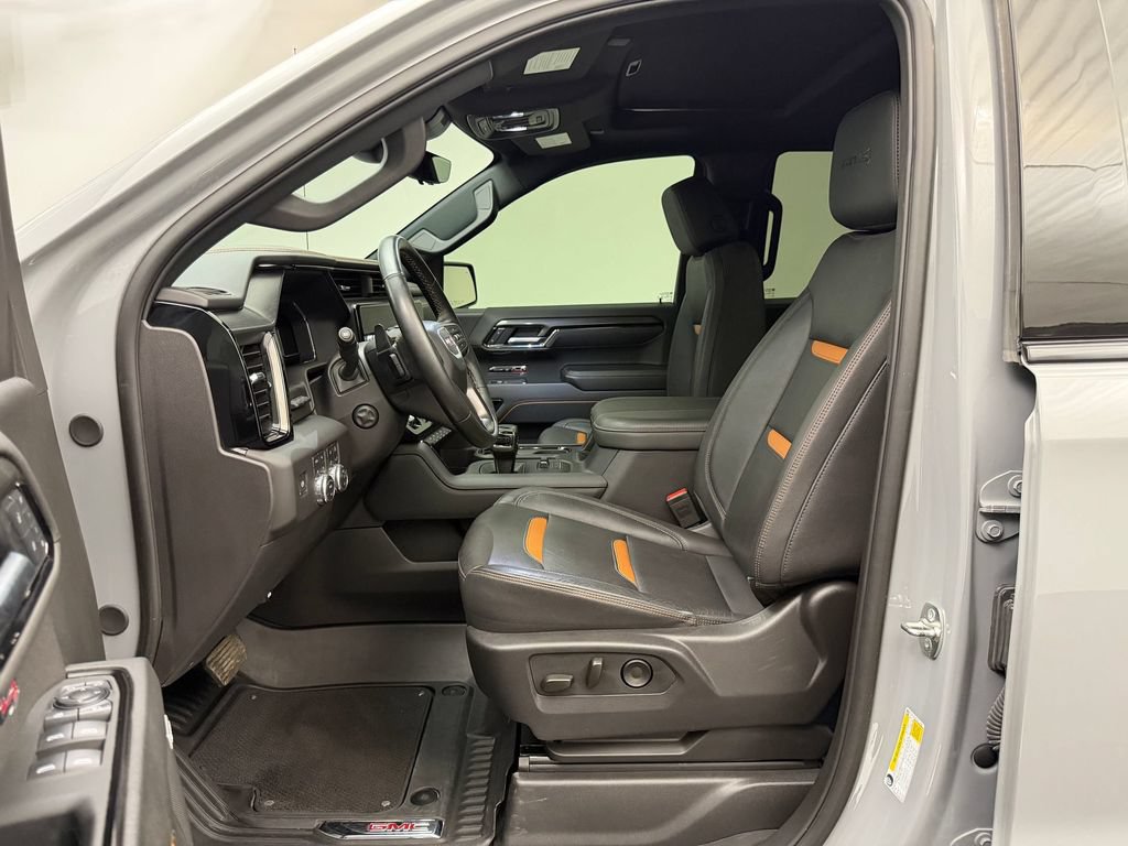 Used 2025 GMC Sierra 1500 AT4 w/ Technology Package AWD/4WD image 5