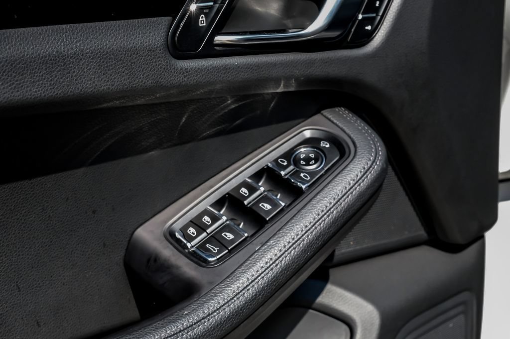 Used 2024 Porsche Macan AWD/4WD image 47