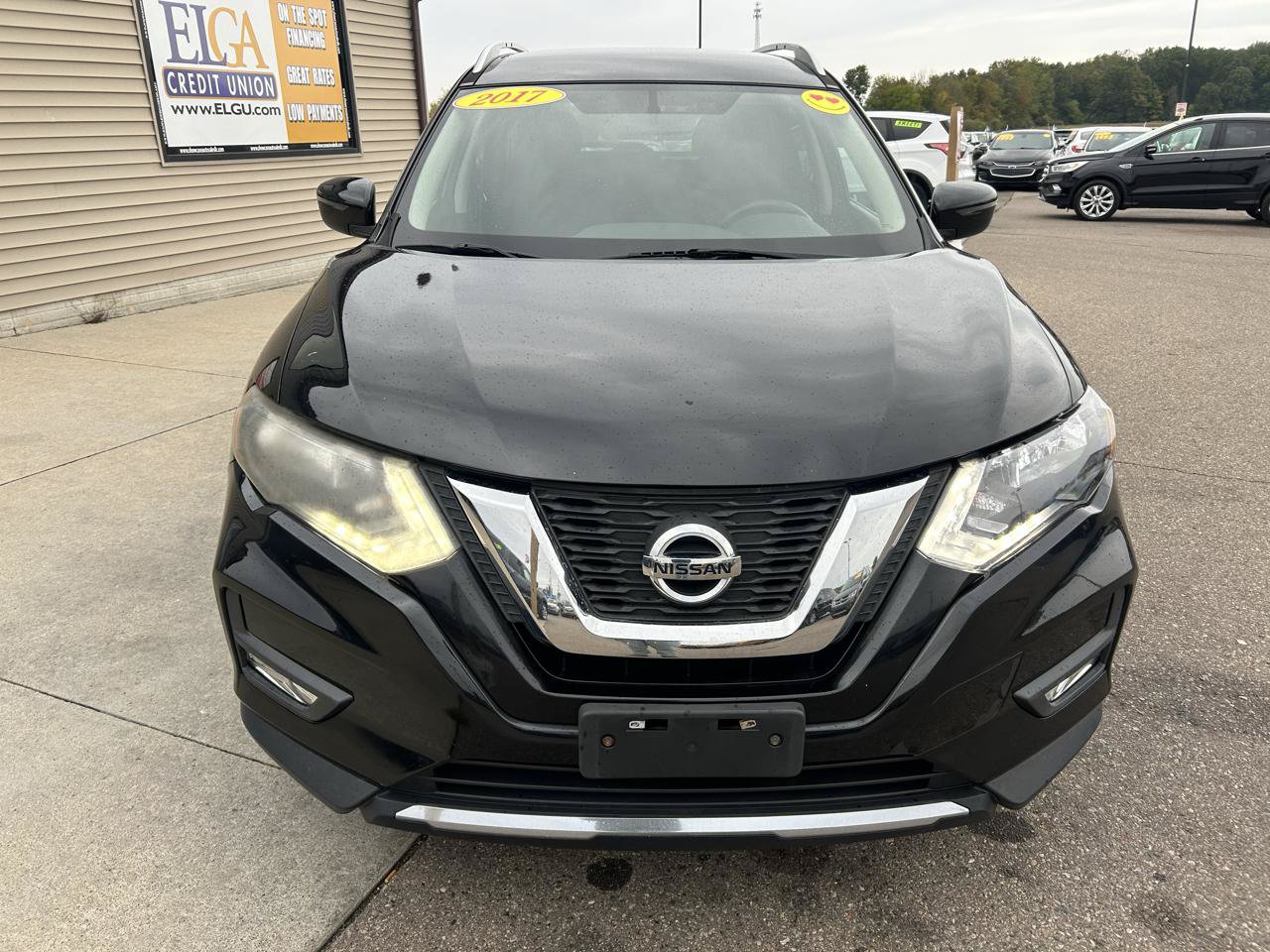 Used 2017 Nissan Rogue SV AWD/4WD image 2