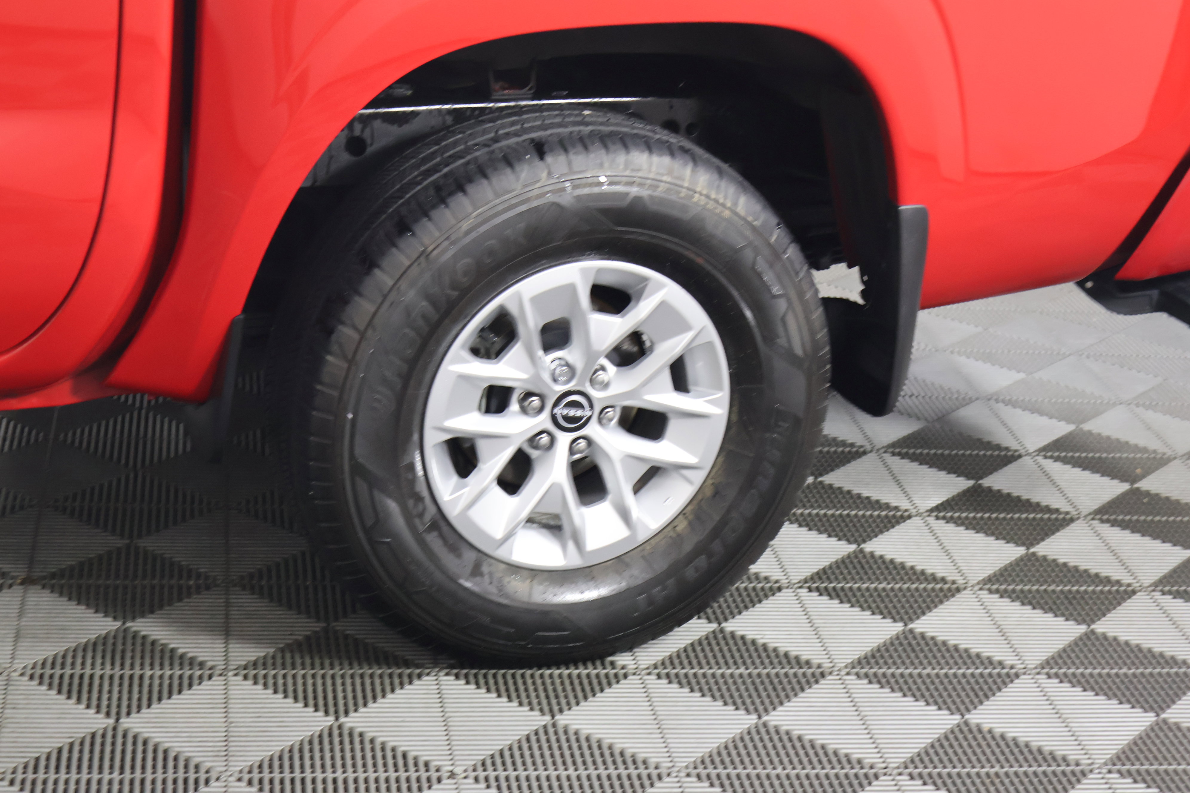 Used 2024 Nissan Frontier SV image 54