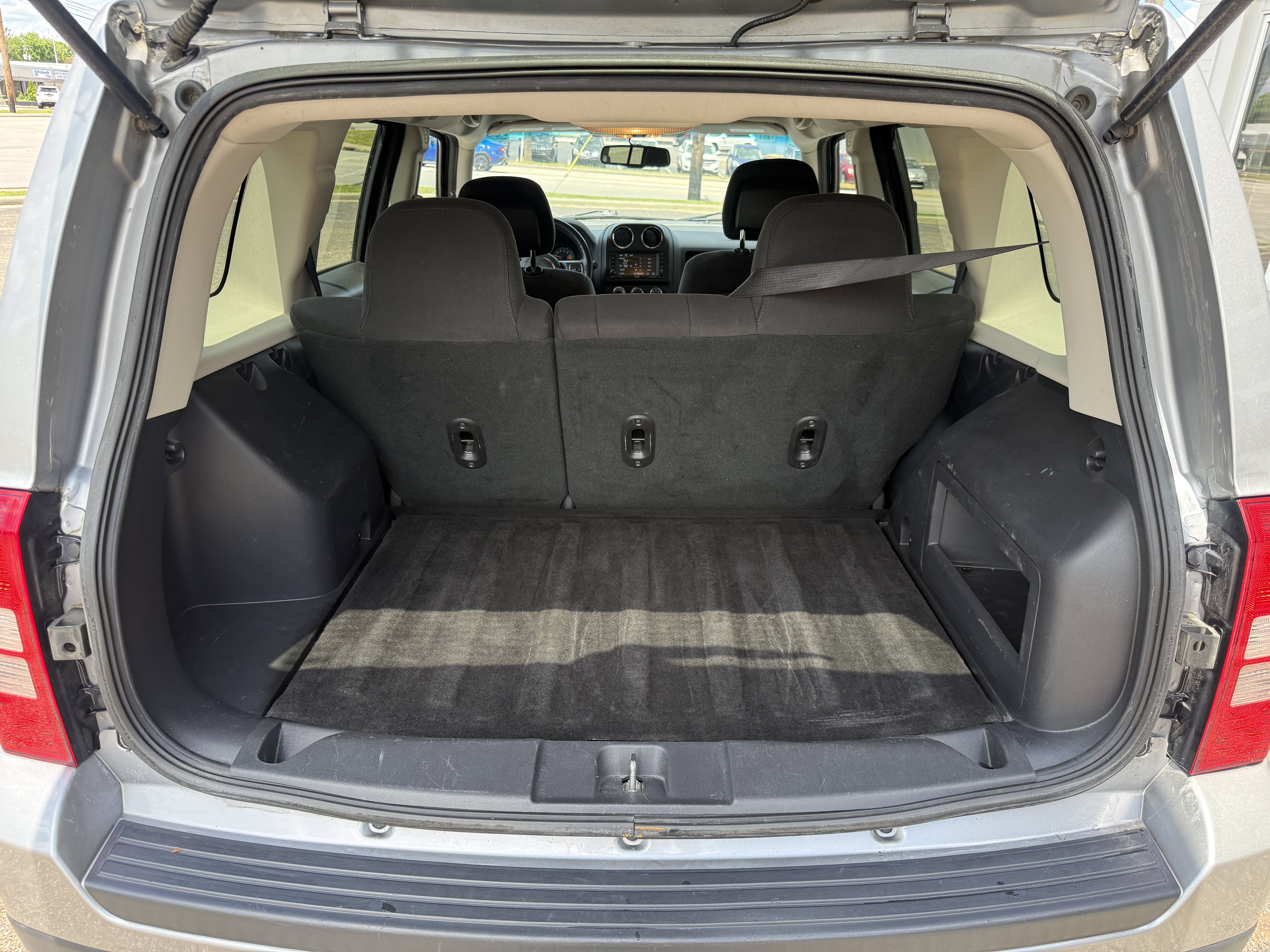 Used 2017 Jeep Patriot Latitude AWD/4WD image 32