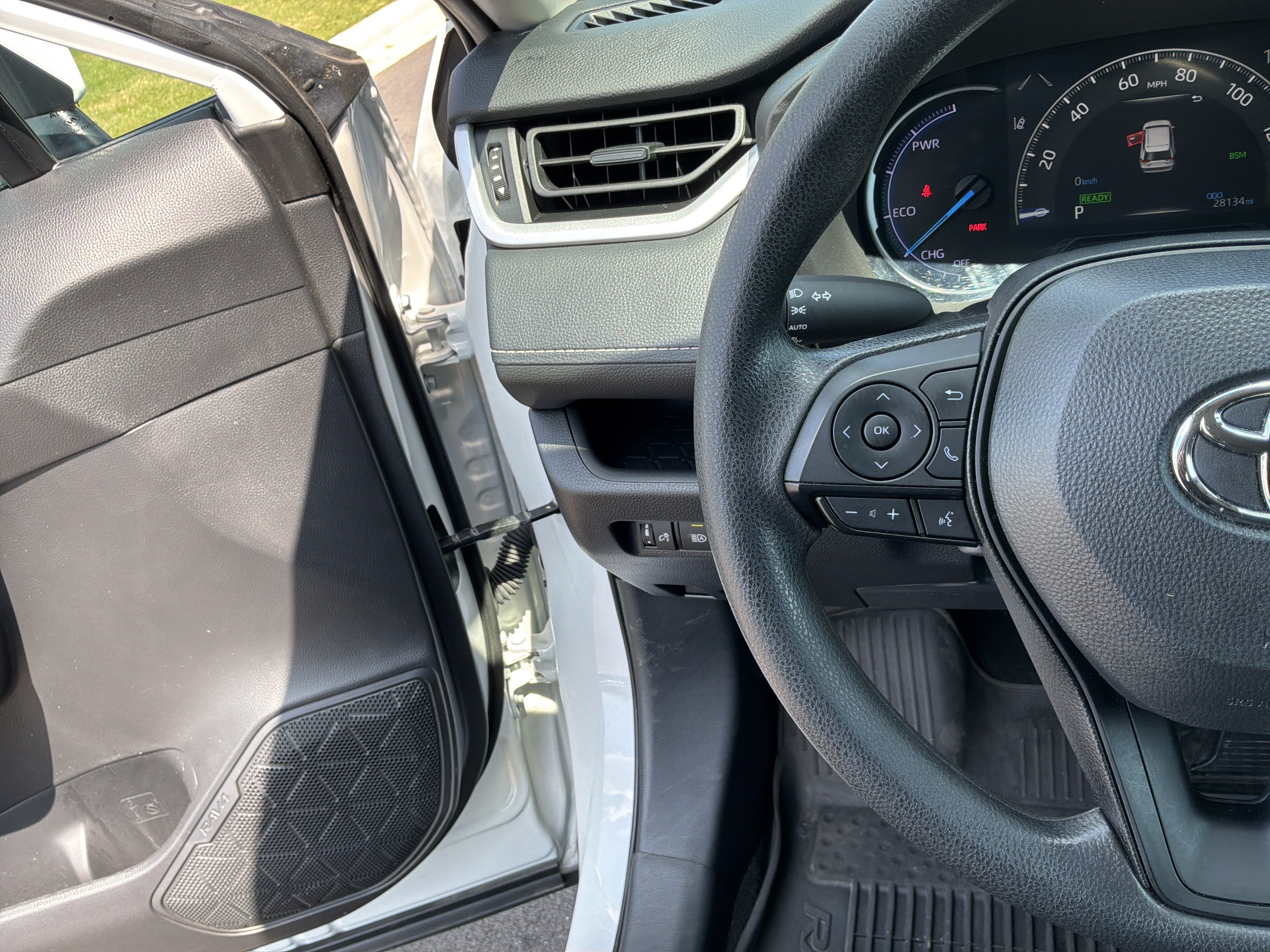 Used 2024 Toyota RAV4 XLE AWD/4WD image 19