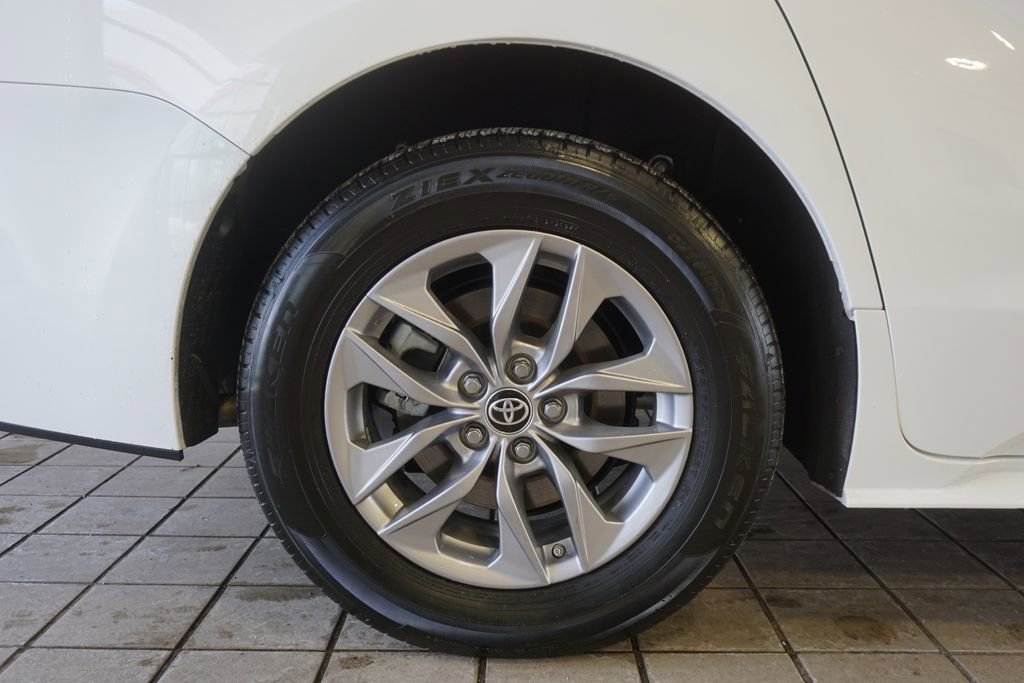 Used 2025 Toyota Sienna LE image 31