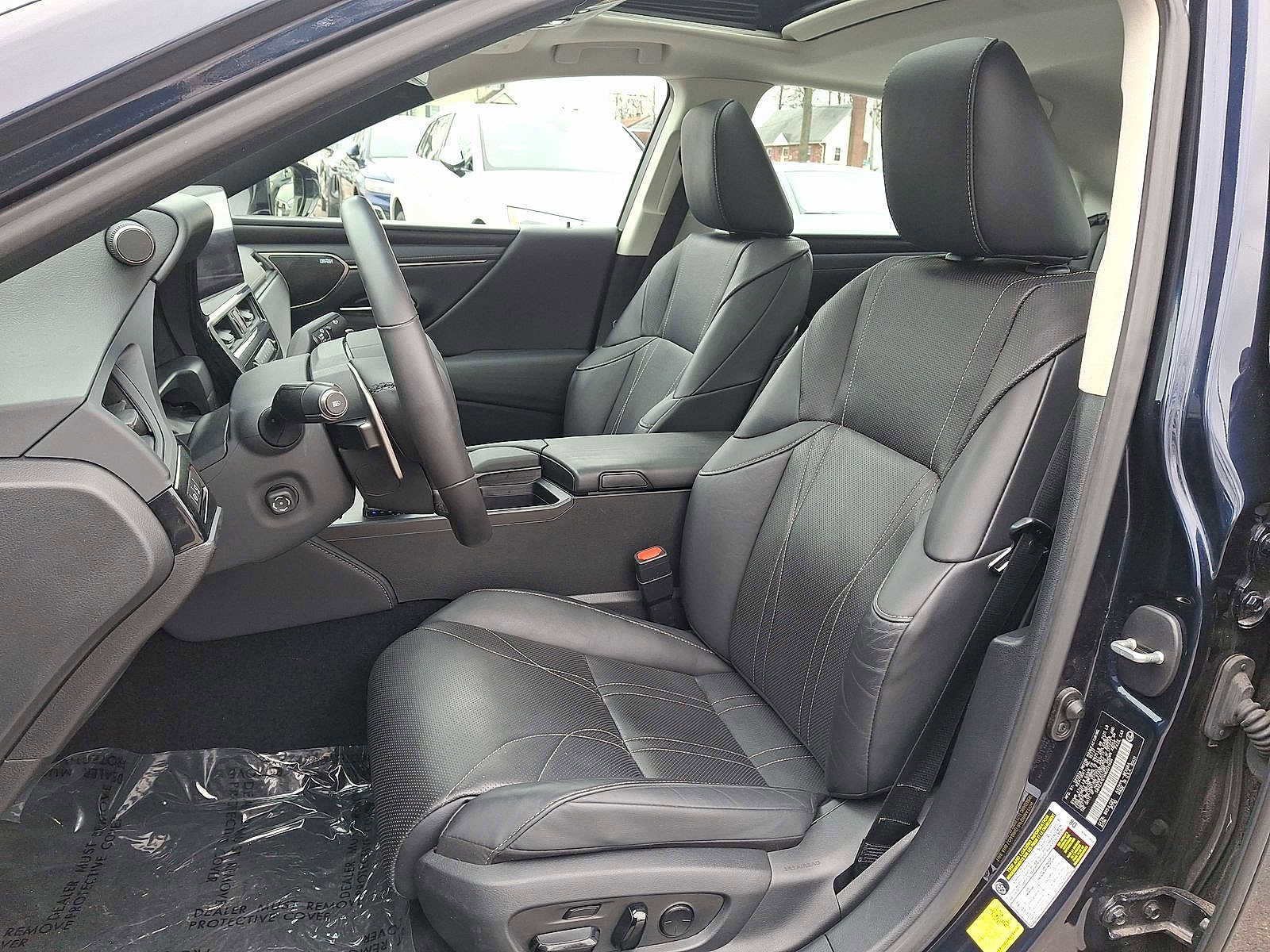 Used 2022 Lexus ES 300h w/ Luxury Package image 11