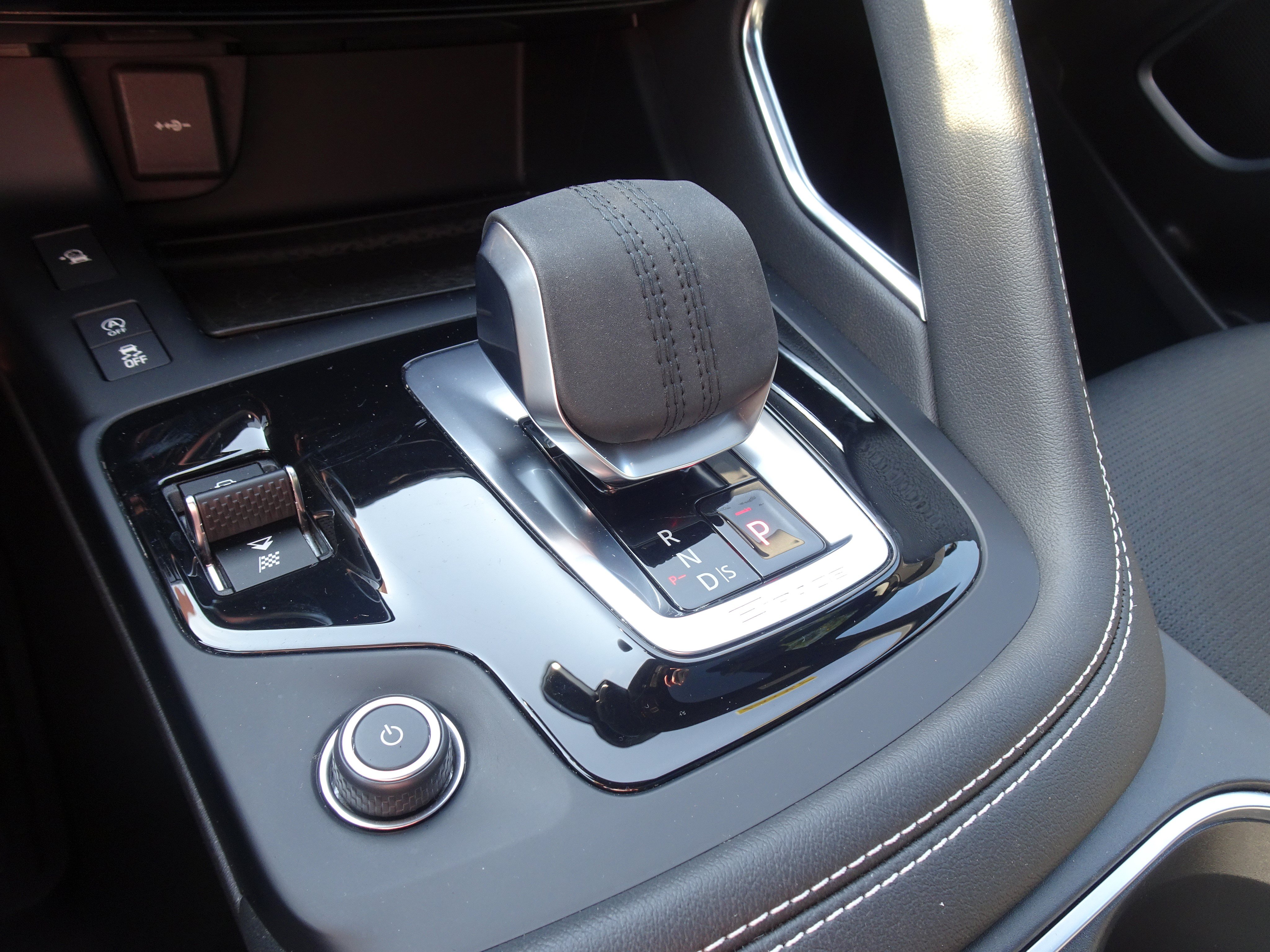 Certified 2024 Jaguar E-PACE R-Dynamic SE AWD/4WD image 25