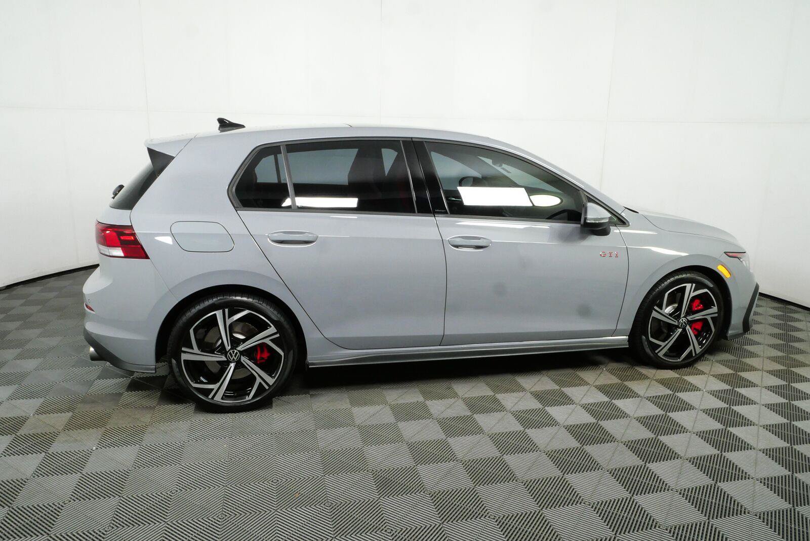 Used 2025 Volkswagen GTI SE FWD image 2