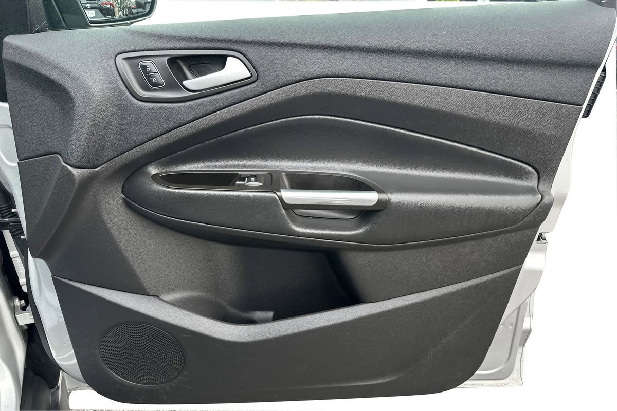 Used 2017 Ford C-MAX Energi SE w/ Equipment Group 401A image 21