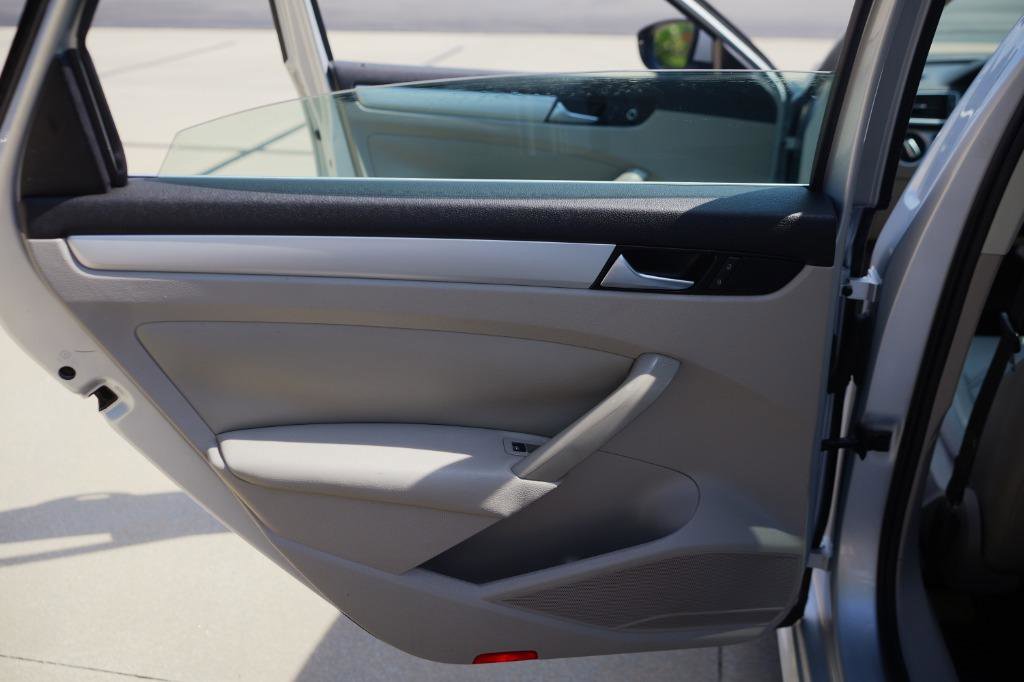 Used 2012 Volkswagen Passat 2.5 SE image 18