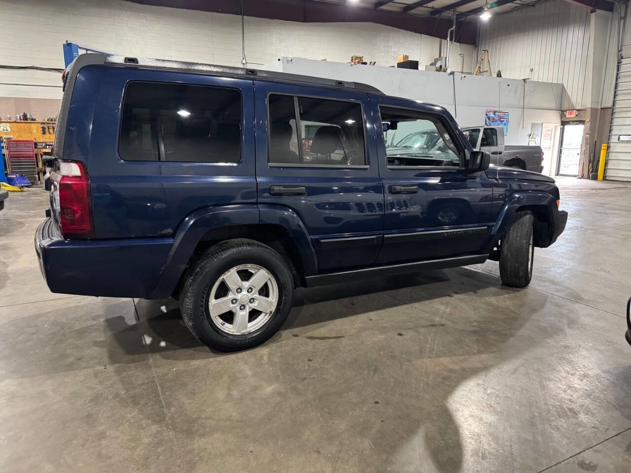 Used 2006 Jeep Commander 4WD image 3