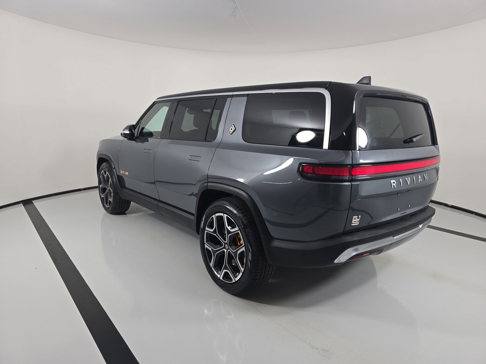 Used 2024 Rivian R1S Adventure AWD/4WD image 3