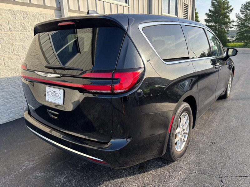 Used 2024 Chrysler Pacifica Touring-L FWD image 3