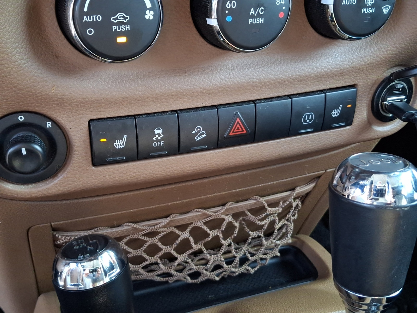 Used 2017 Jeep Wrangler Unlimited Sahara w/ Connectivity Group AWD/4WD image 23