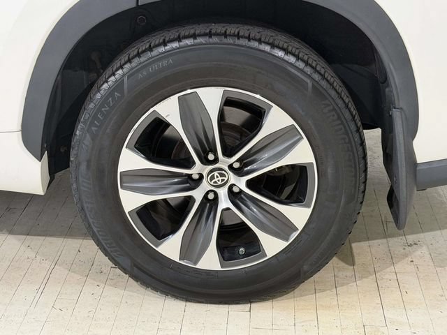 Used 2021 Toyota Highlander XLE AWD/4WD image 16