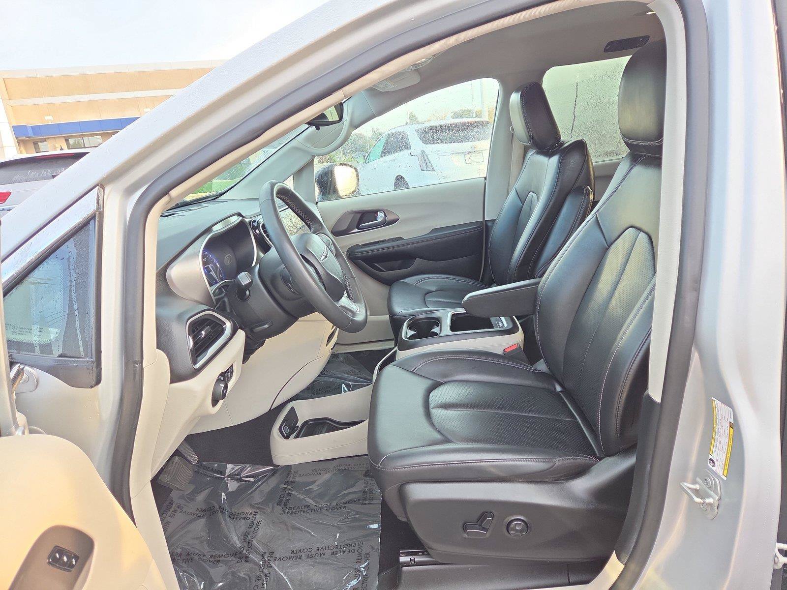 Used 2024 Chrysler Pacifica Touring-L FWD image 18