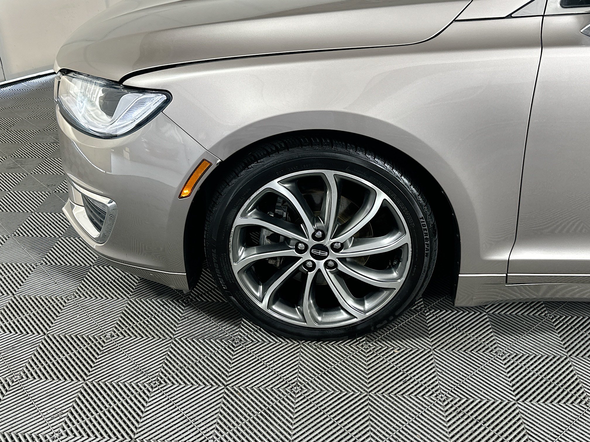 Used 2018 Lincoln MKZ Premiere w/ Magnetic Appearance Package FWD image 11